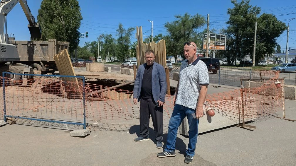 Сергей Барулин провел рабочее совещание на улице Вокзальная, где обсудил основные вопросы по ремонту канализационного коллектора