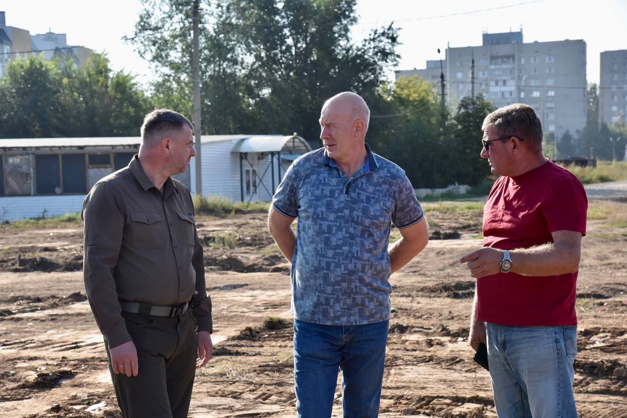 Сергей Барулин осмотрел ход работ по благоустройству на набережной у моста Победы