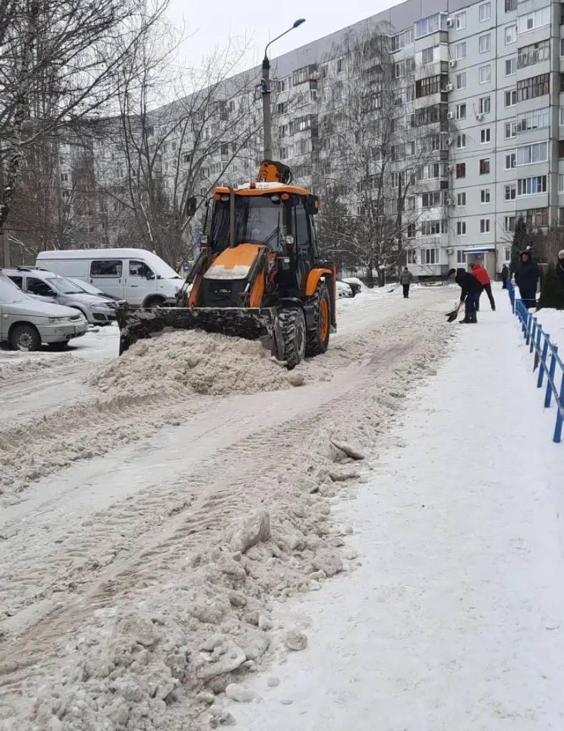 В Балаково продолжается очистка снега