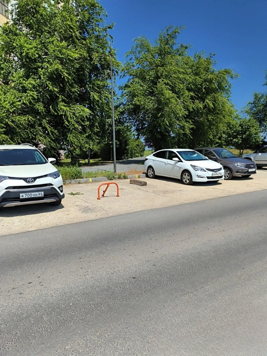 В Балаково демонтировали самовольно установленные парковочные барьеры