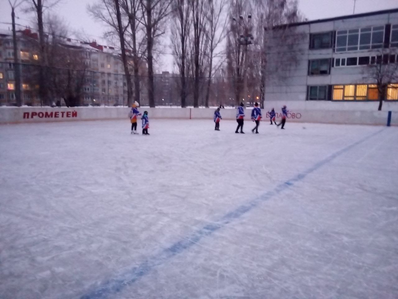 В городе Балаково прошли тренировки по хоккею с шайбой и зимнему футболу в рамках проекта "Дворовый тренер"
