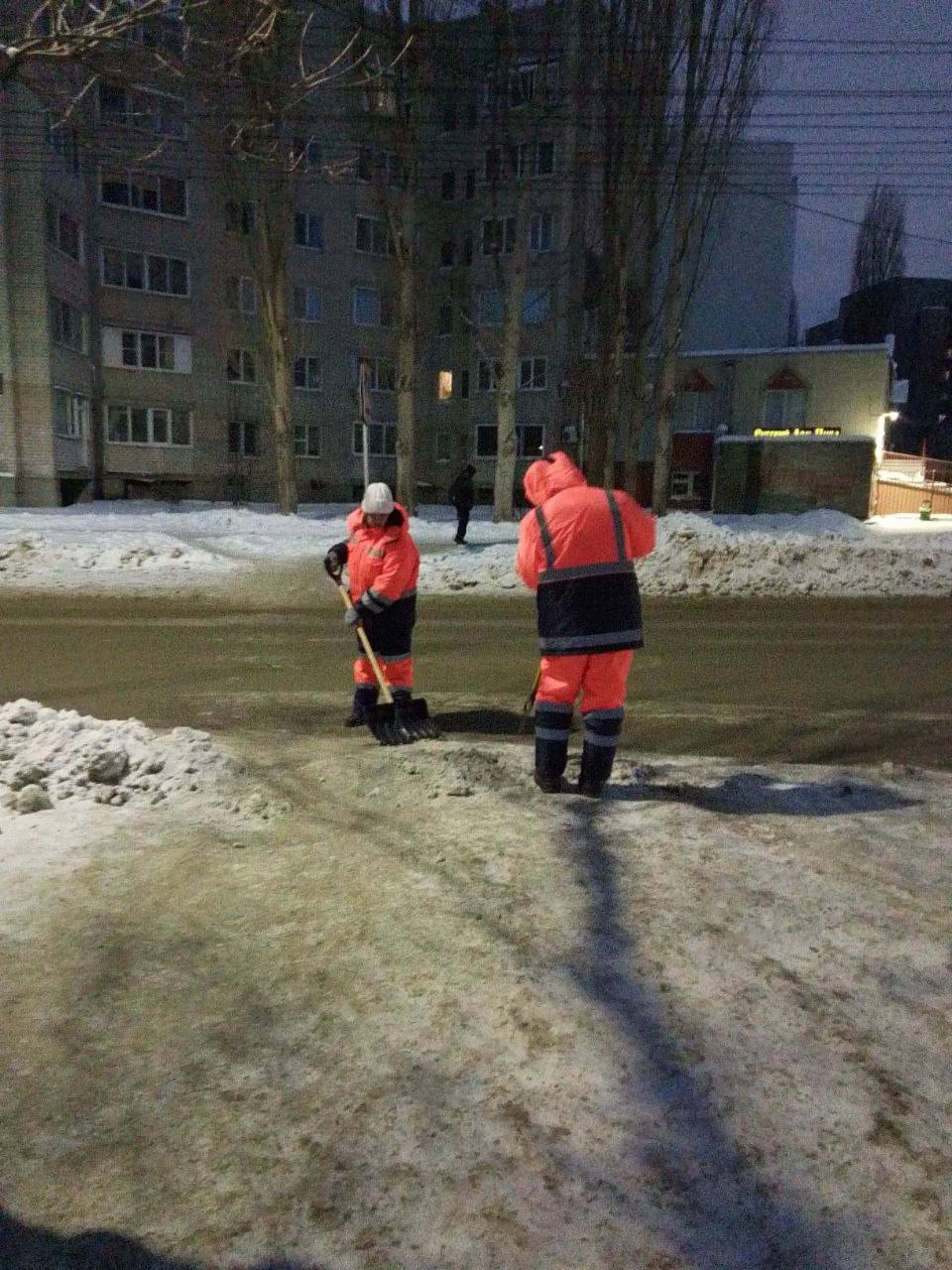 Спецтехника и бригады «Комбината благоустройства» убирают и вывозят снег с улиц города