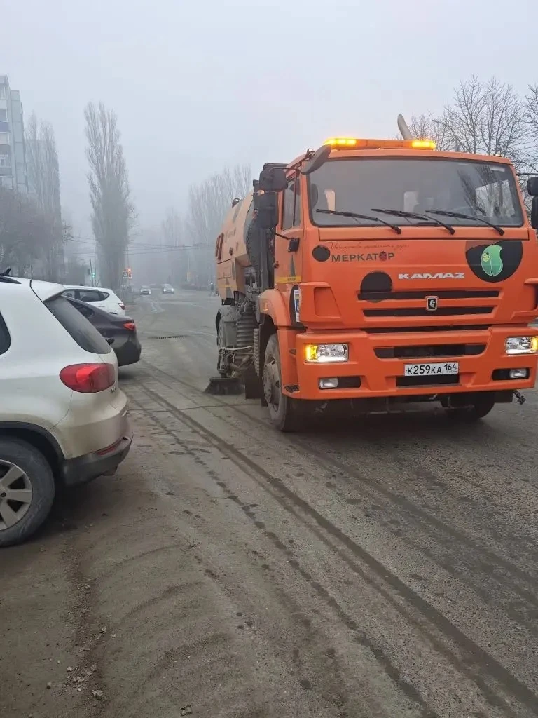 Откачка воды и очистка дорог. «Комбинат благоустройства» продолжает работы на улицах Балаково