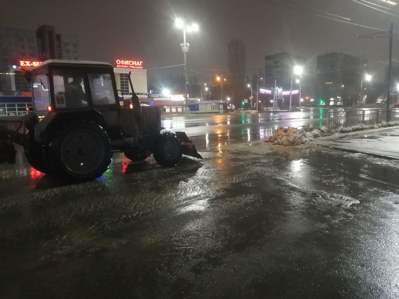 Сотрудники Комбината благоустройства продолжают убирать снег и наледь в городе Балаково