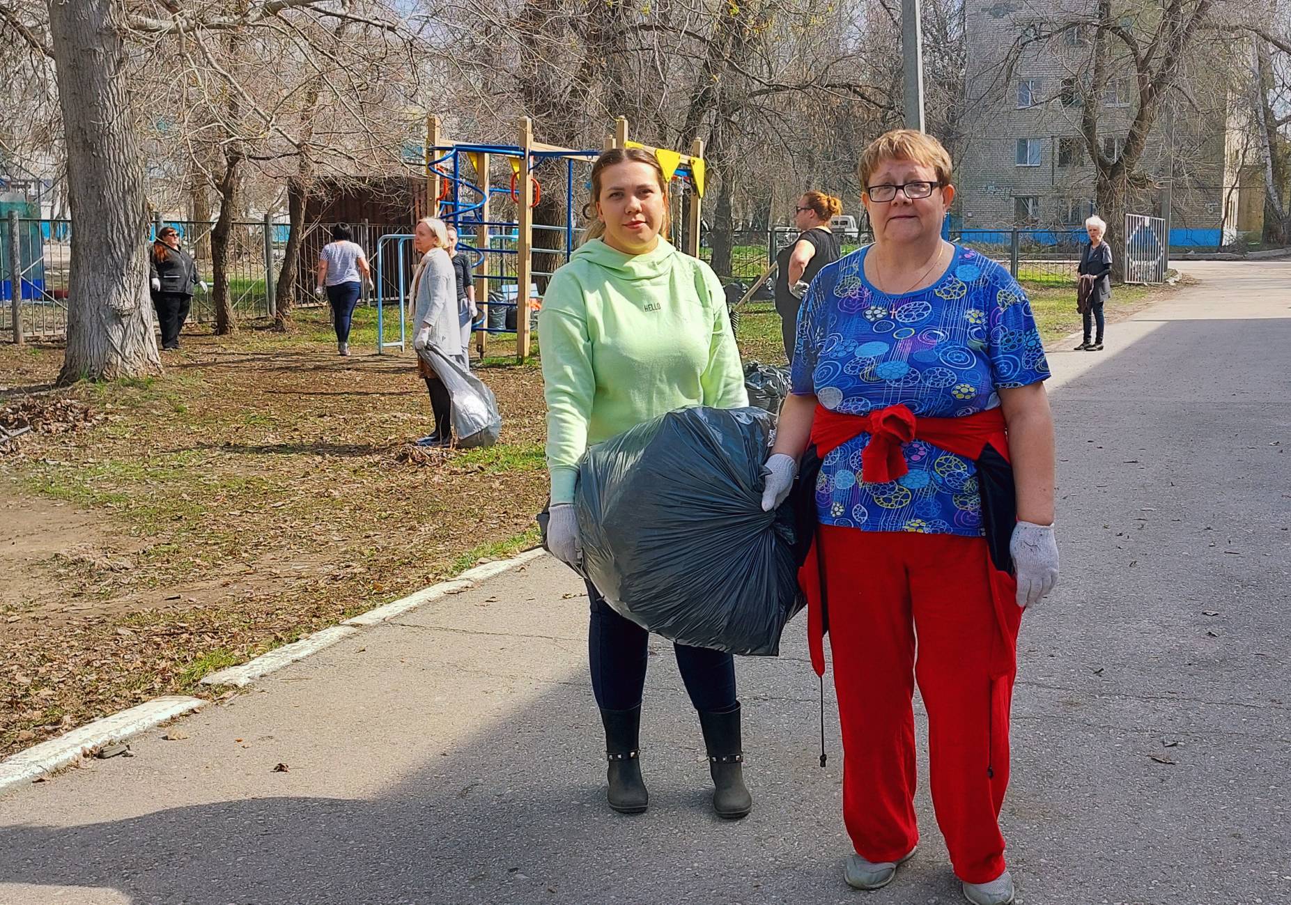 Сотрудники Балаковского центра «Семья» приняли участие в ежегодном субботнике