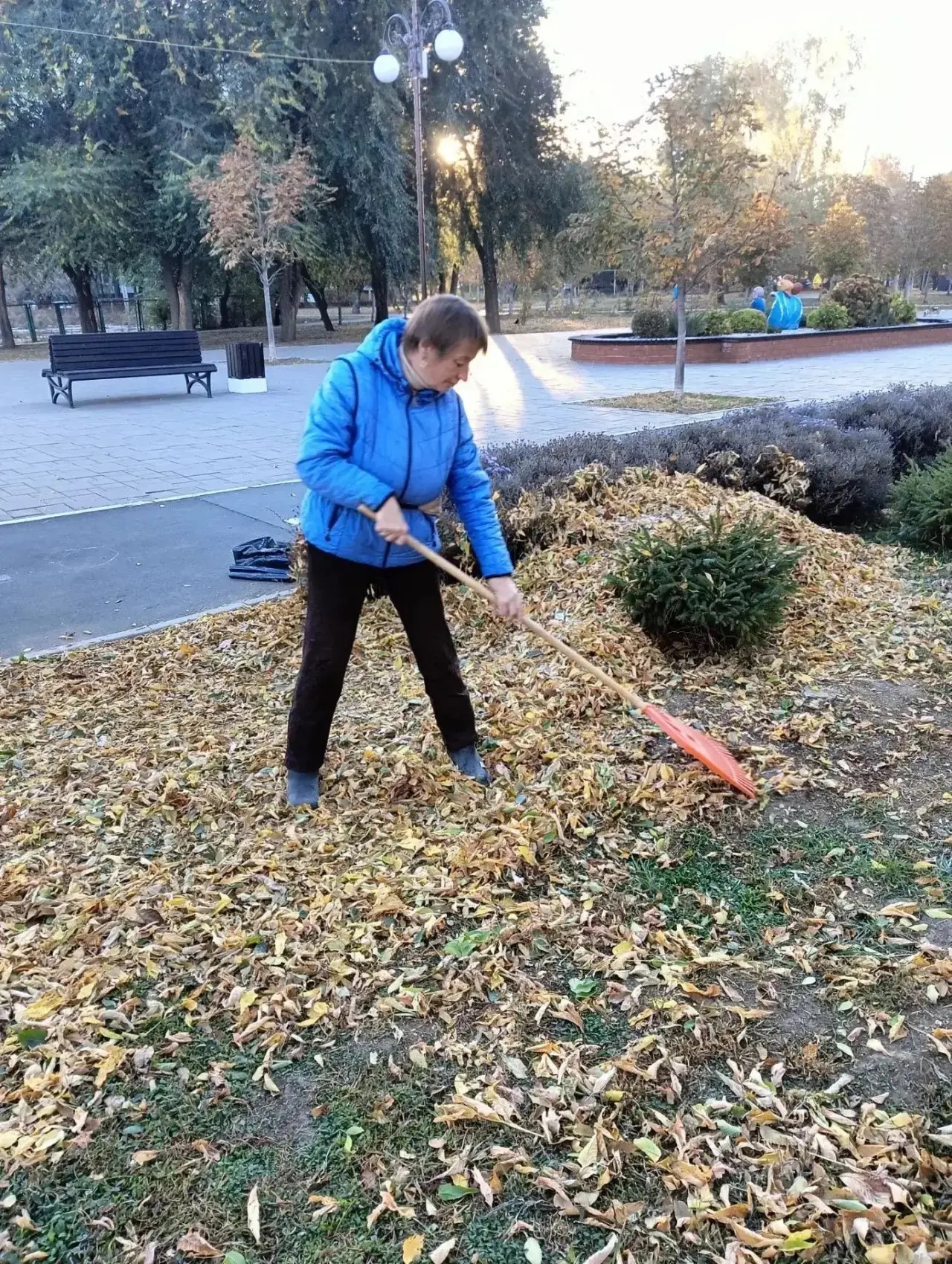 Коммунальные службы с самого утра приводят в порядок улицы города