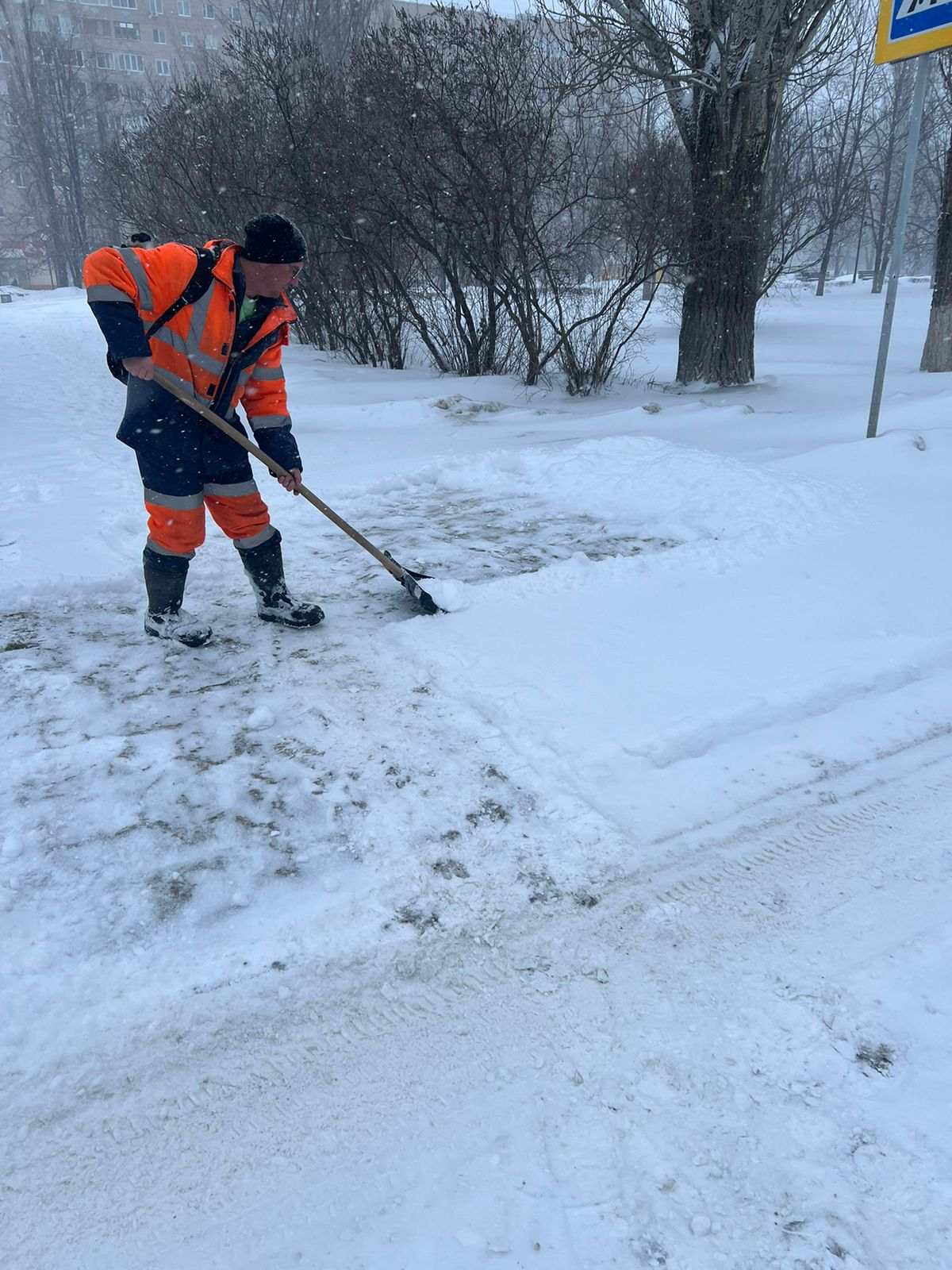 В Балакове продолжаются работы по очистке дорог и тротуаров от снега