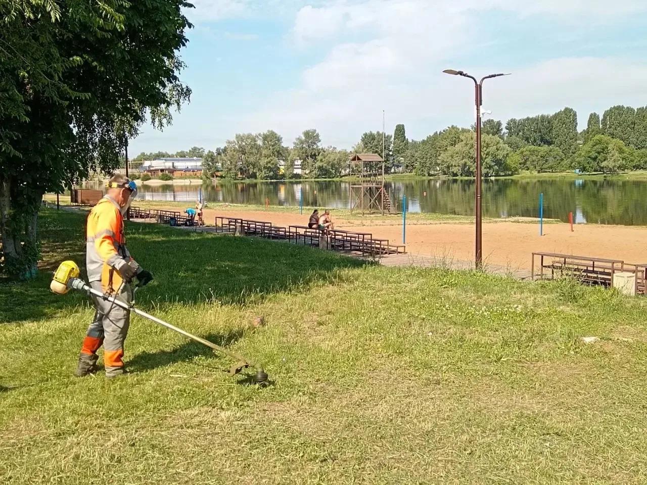 Покос травы, мойка тротуаров, прополка клумб. «Комбинат благоустройства» ежедневно наводит порядок на городских улицах