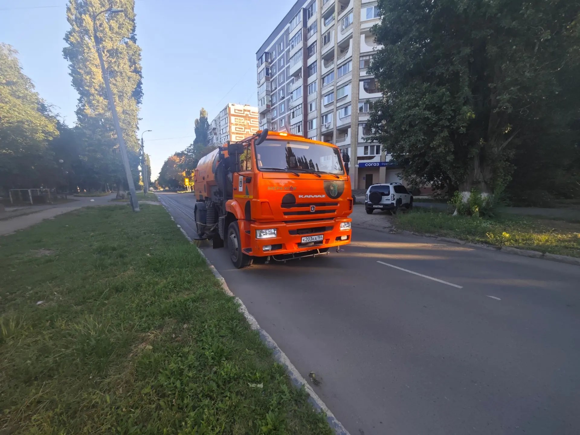 Коммунальные службы продолжают ежедневные работы по благоустройству города