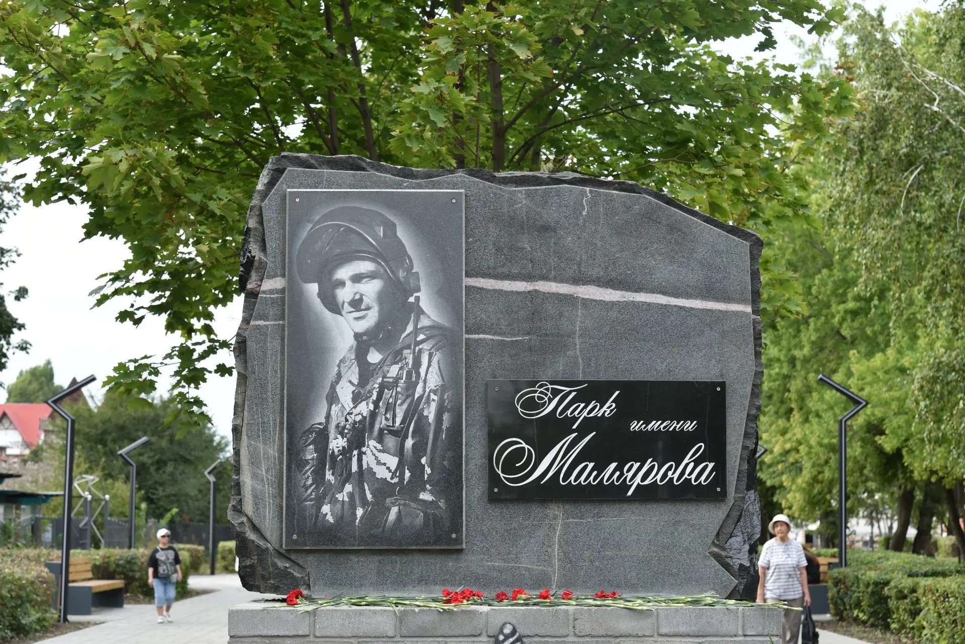 В обновленном сквере имени Вячеслава Малярова прошла акция «Память жива»