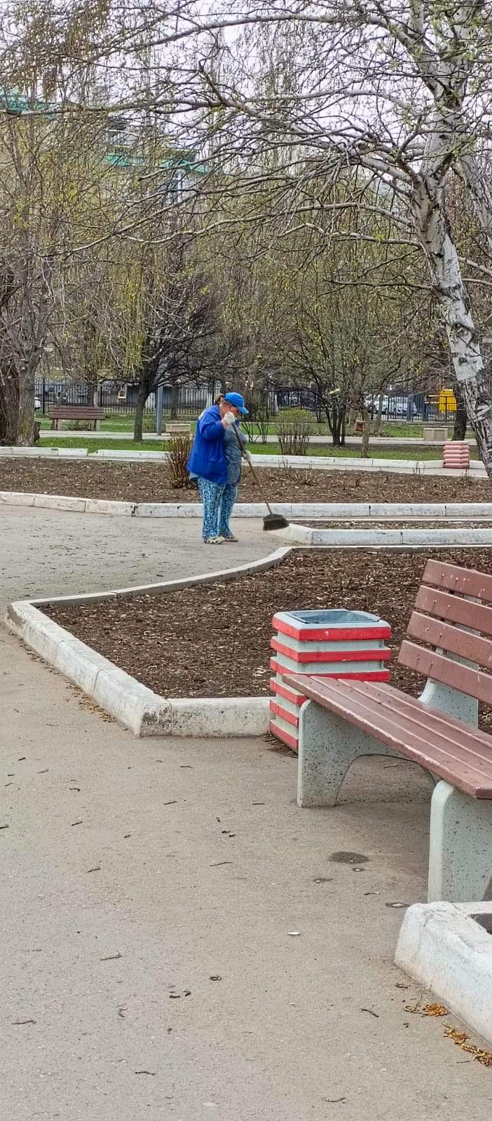 Очистка прилотковых зон, сбор мусора, подметание тротуаров: коммунальные службы наводят порядок на улицах города Балаково