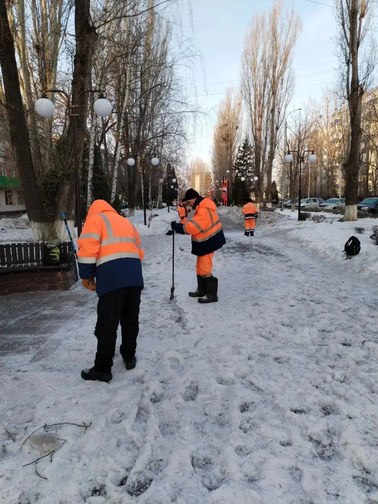 «Комбинат благоустройства» продолжает ежедневную работу по уборке городских территорий от снега и наледи