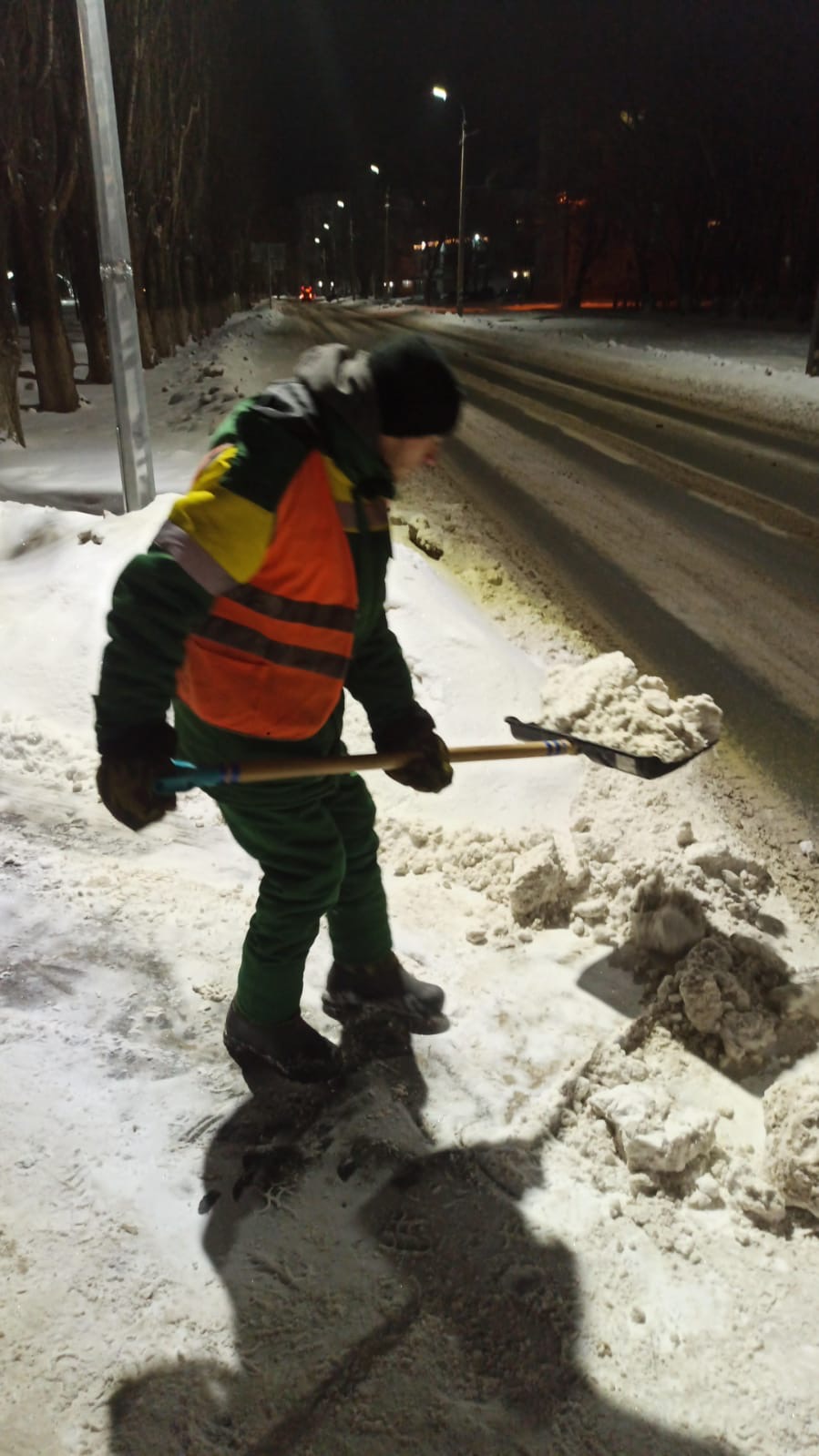 В Балакове продолжается очистка дорог и тротуаров от снега