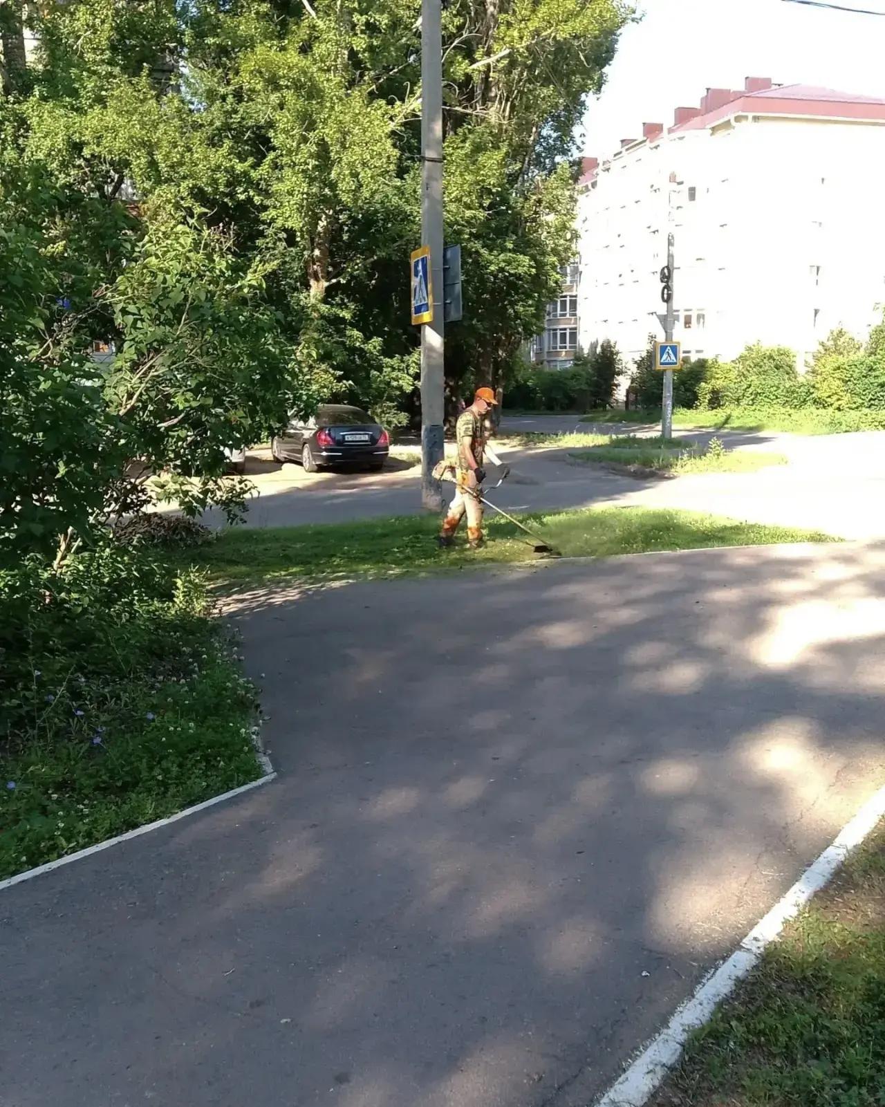 Покос травы, мойка тротуаров, прополка клумб. «Комбинат благоустройства» ежедневно наводит порядок на городских улицах