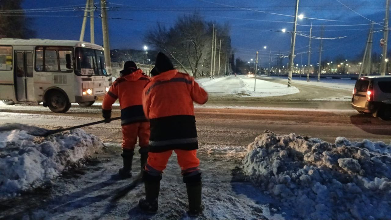 Сотрудники «Комбината благоустройства» продолжают очищать дороги и тротуары города Балаково от снега