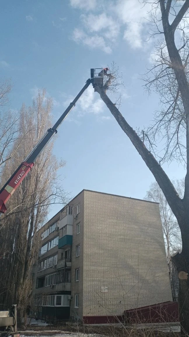 Сотрудники «Комбината благоустройства» откачивают воду с подтопленных участков дорог и дворовых территорий