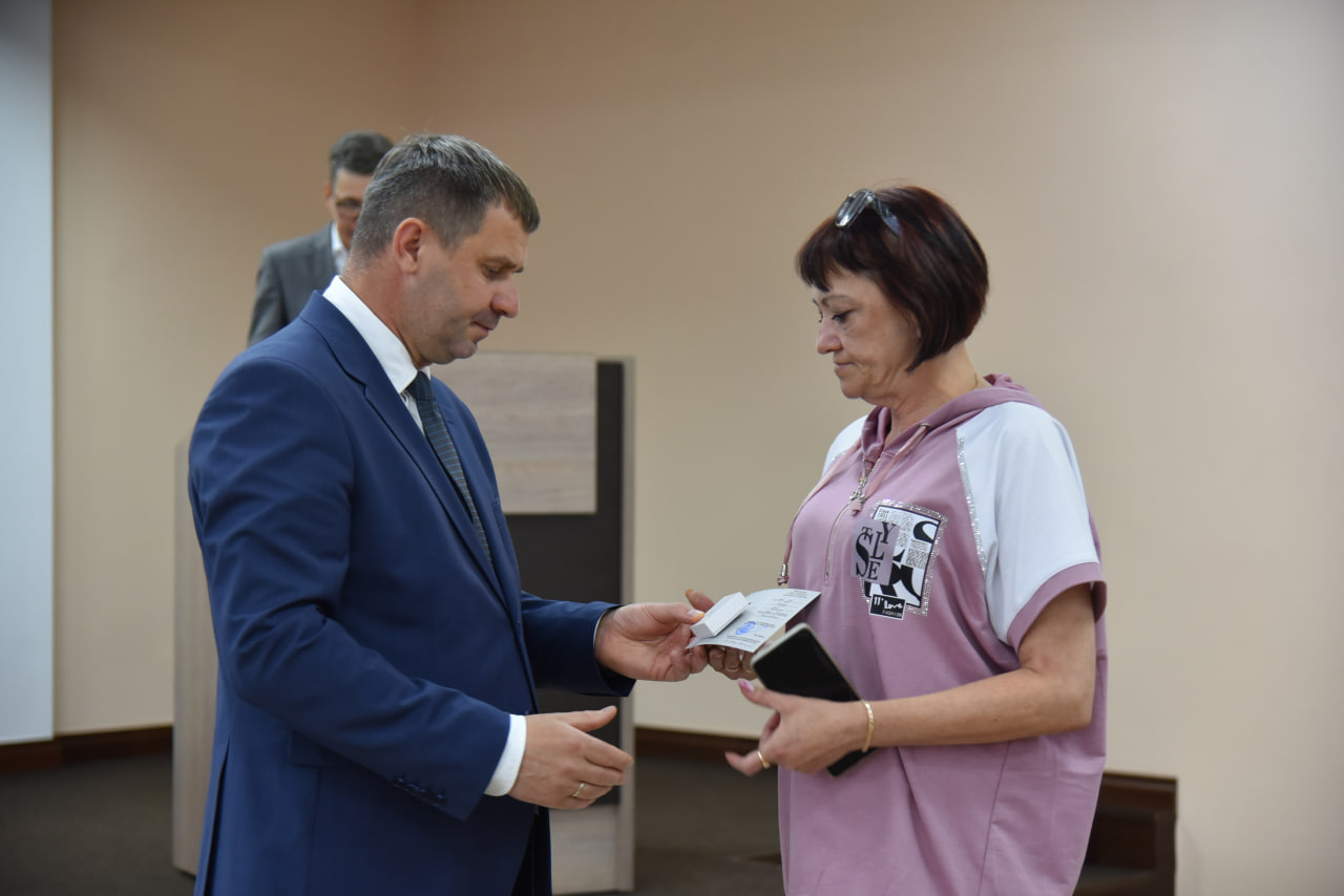 Родным героев СВО вручили памятные знаки