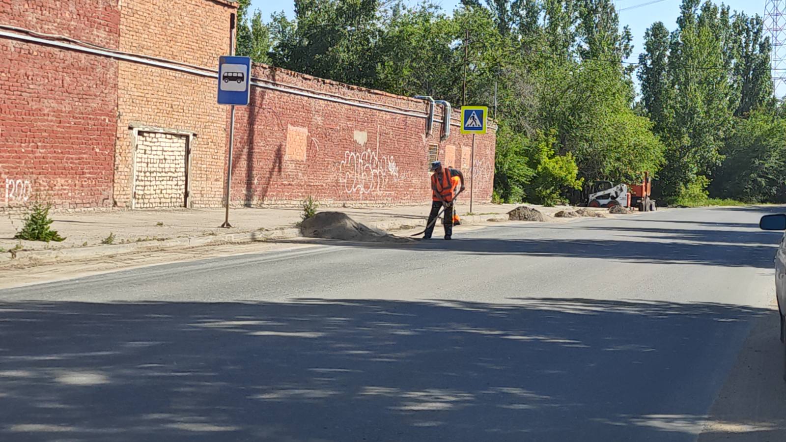 Сотрудники «Комбината благоустройства» наводят порядок на улицах города