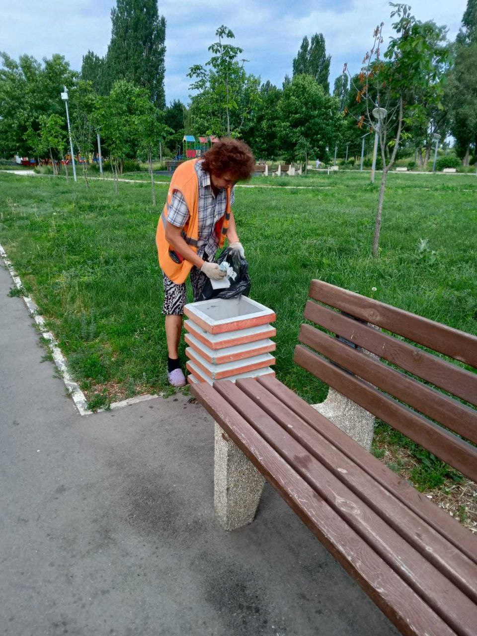 Благоустройство города сегодня: покос травы, очистка осевых и прилотковой зон, вывоз веток, сбор мусора