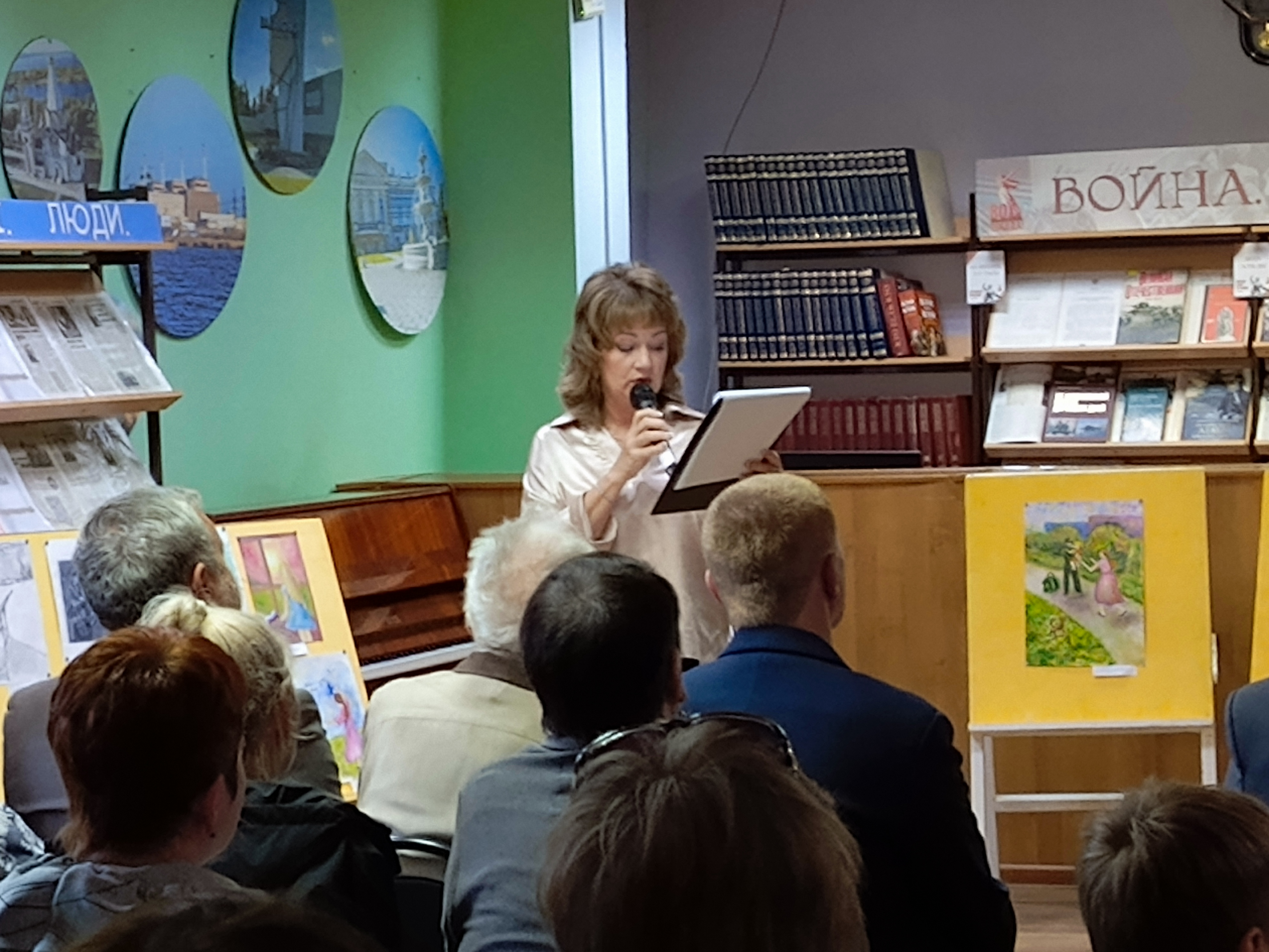 В центральной библиотеке презентовали поэтический сборник «Во славу героев»