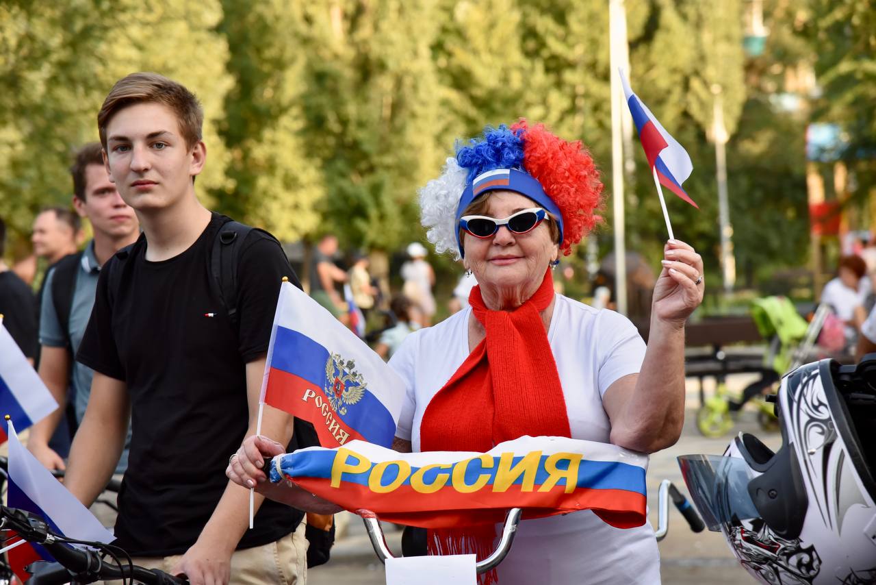 В городе Балаково прошел велопробег в честь Дня Государственного флага Российской Федерации