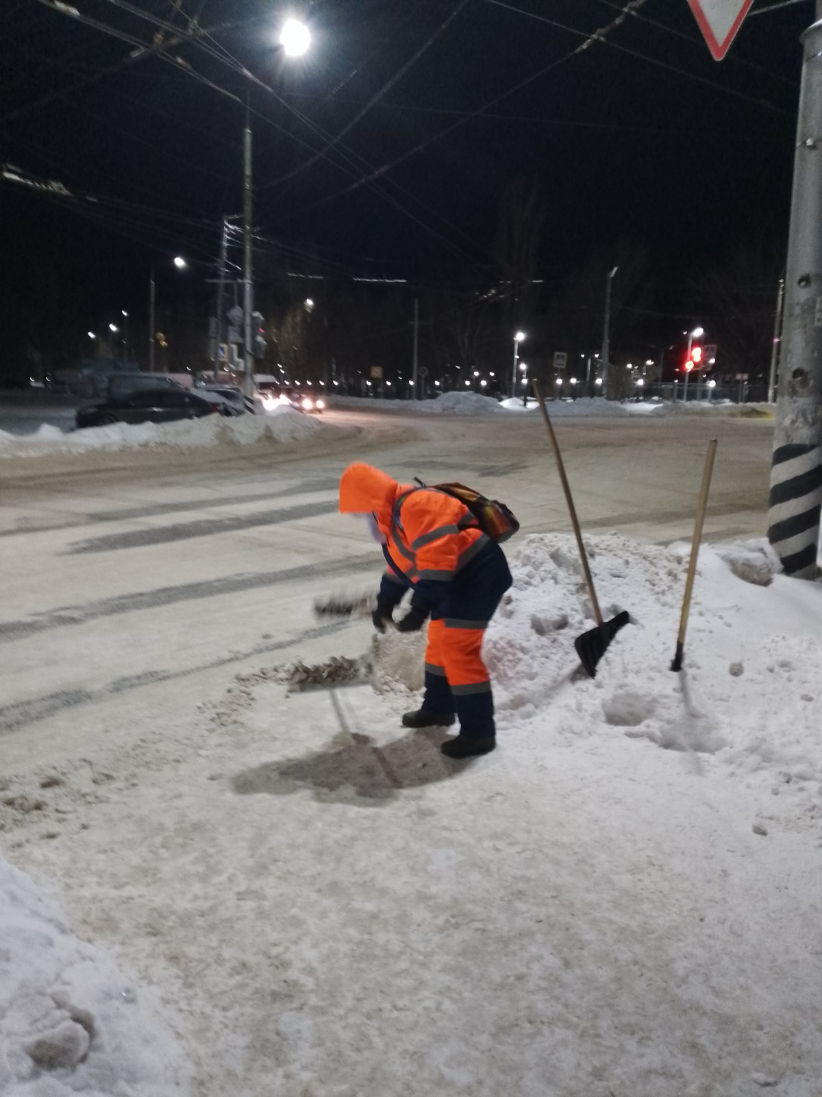 Сотрудники «Комбината благоустройства» продолжают очищать дороги и тротуары от снега
