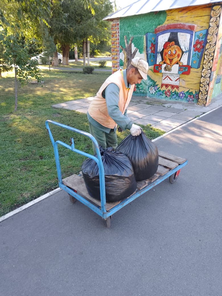 Сегодня рабочие Комбината благоустройства продолжают наводить порядок в городе