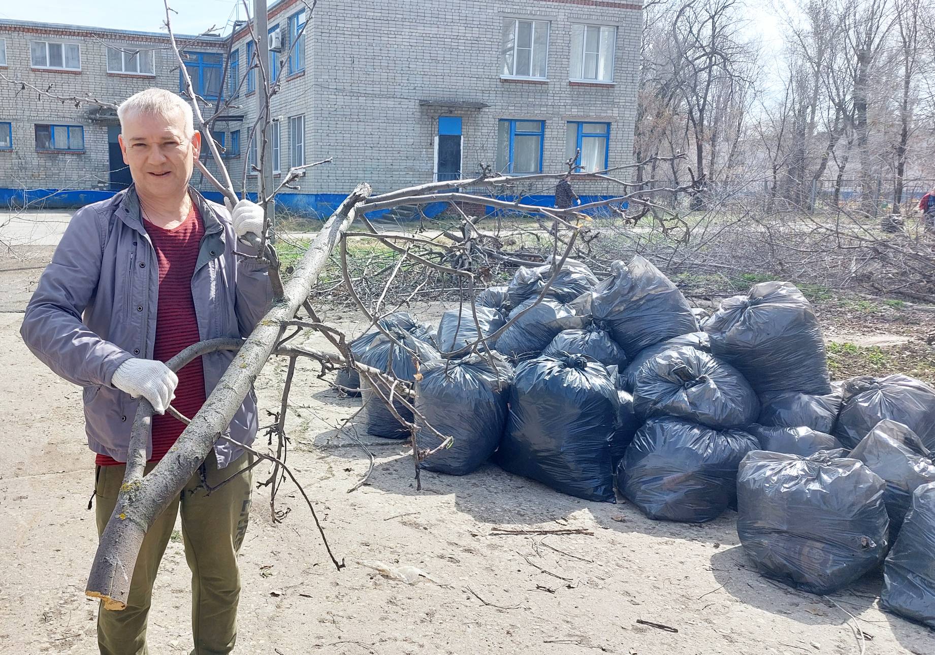 Сотрудники Балаковского центра «Семья» приняли участие в ежегодном субботнике