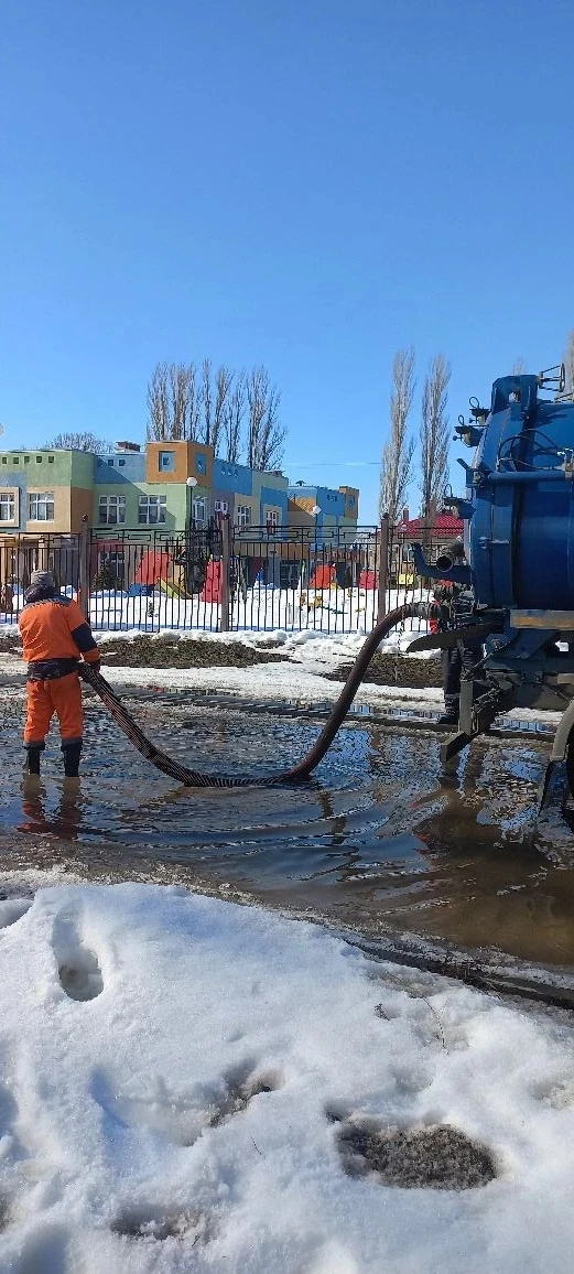 Коммунальные службы продолжают откачивать талые воды на улицах города Балаково