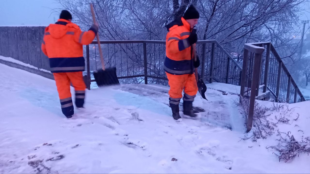 На улицы города Балаково вышла техника на посыпку дорог пескосоляной смесью