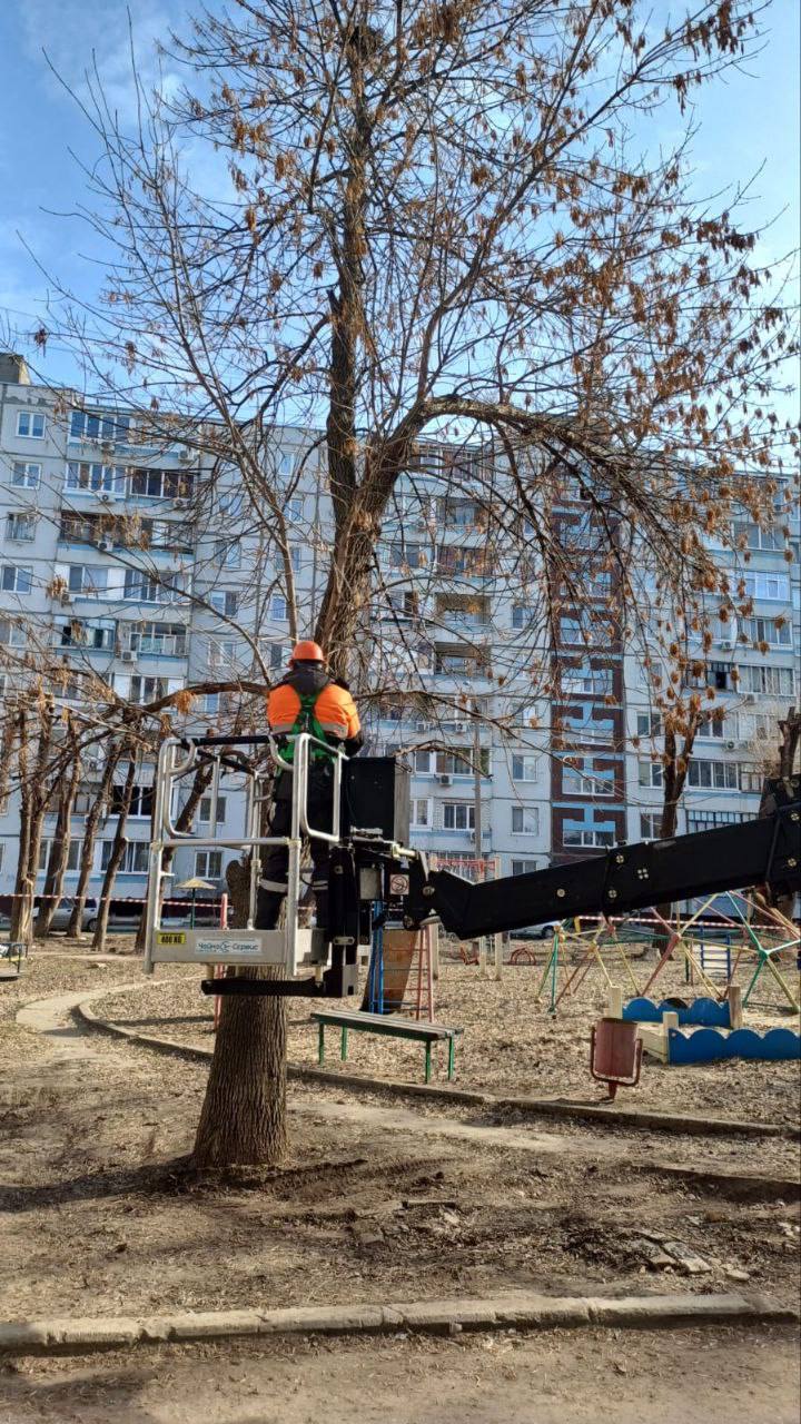 Коммунальные службы в ежедневном режиме убирают мусор, очищают дороги, подметают тротуары