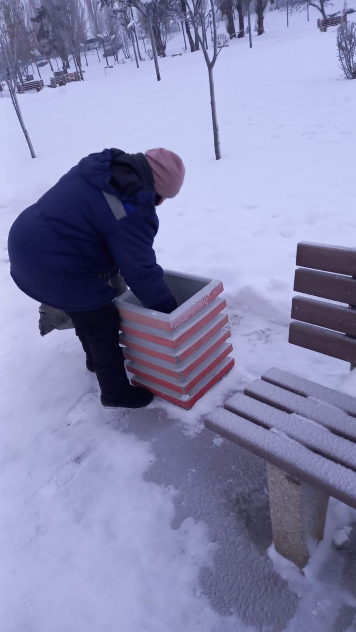 Благоустройство города сегодня: очистка прилотковой зоны, формовка деревьев, обслуживание дорожно-транспортной сети города