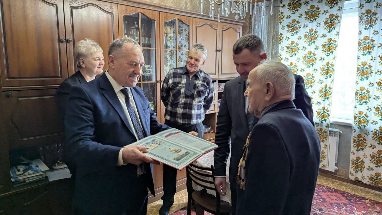 Сергей Барулин вместе с председателем Собрания БМР Константином Кузнецовым вручили юбилейную медаль «80 лет Победы в Великой Отечественной войне» почётному жителю Балаковского района, ветерану Дмитрию Сергеевичу Ситникову
