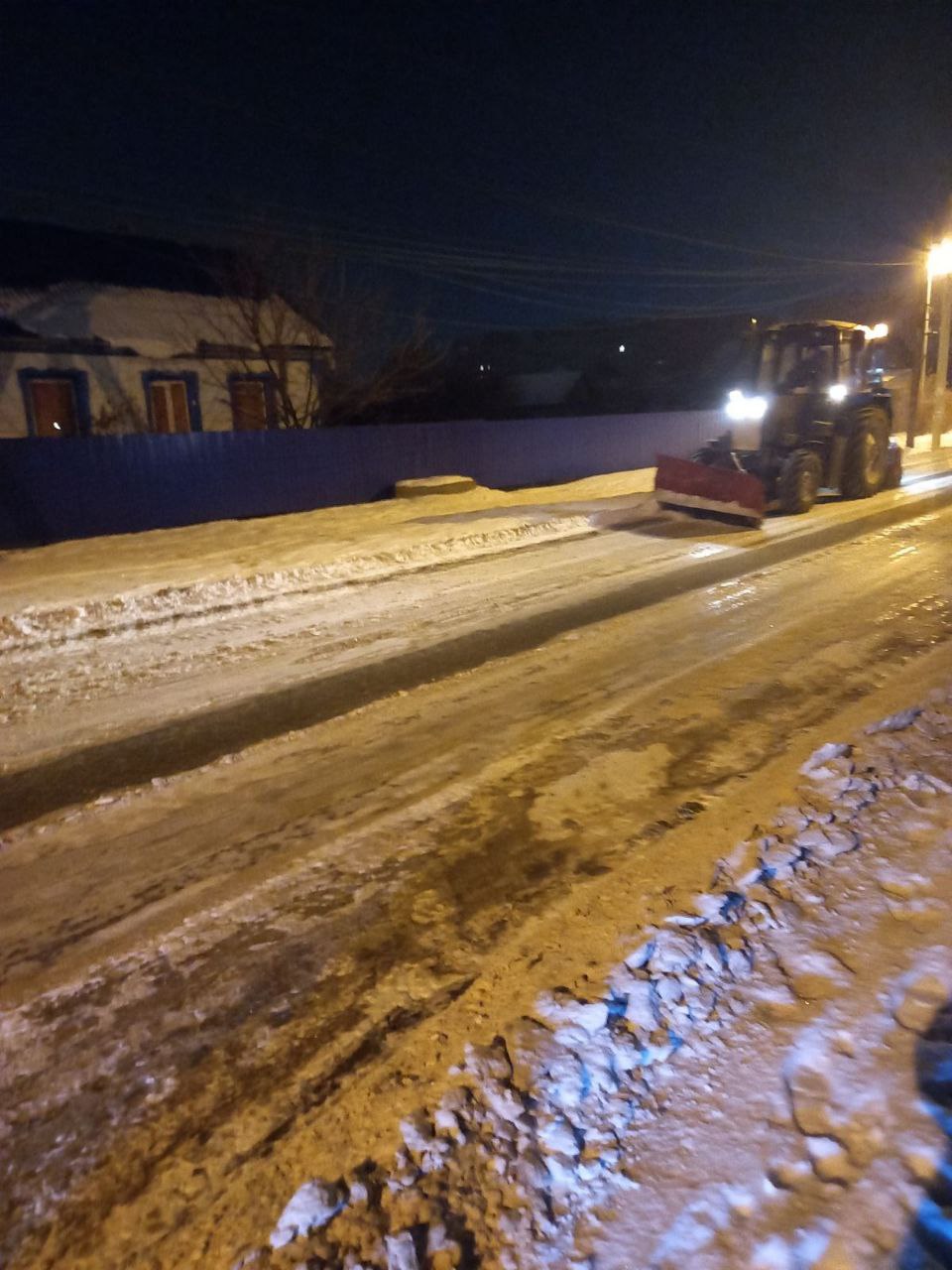 Благоустройство города сегодня: очистка прилотковой зоны, формовка деревьев, обслуживание дорожно-транспортной сети города