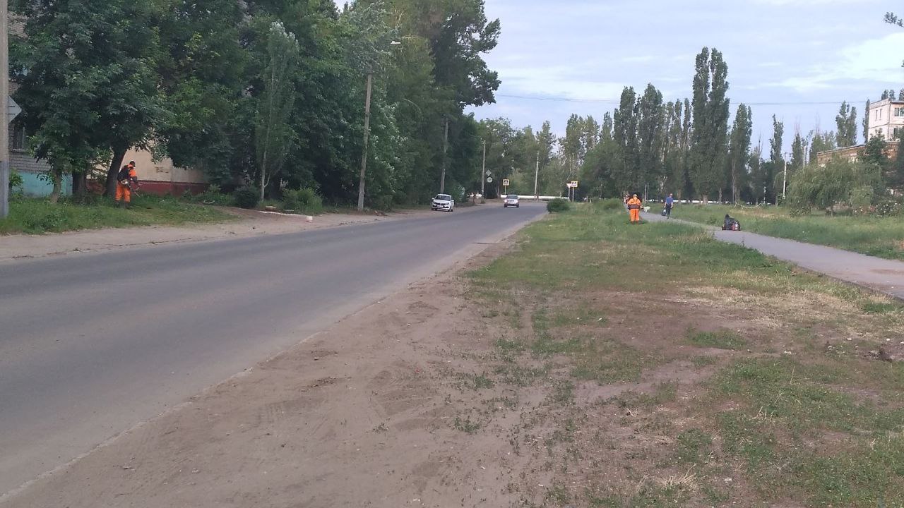 Благоустройство города сегодня: покос травы, очистка осевых и прилотковой зон, вывоз веток, сбор мусора