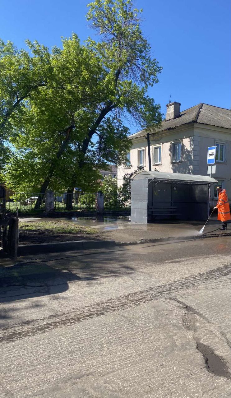 Покос травы, сбор мусора, уборка общественных территорий. В работах по благоустройству сегодня задействовано более сотни рабочих и 65 единиц техники