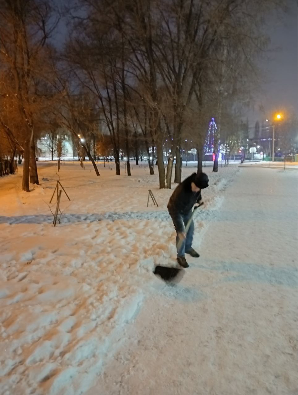 Сотрудники Комбината благоустройства ежедневно проводят работы по очистке снега в городе