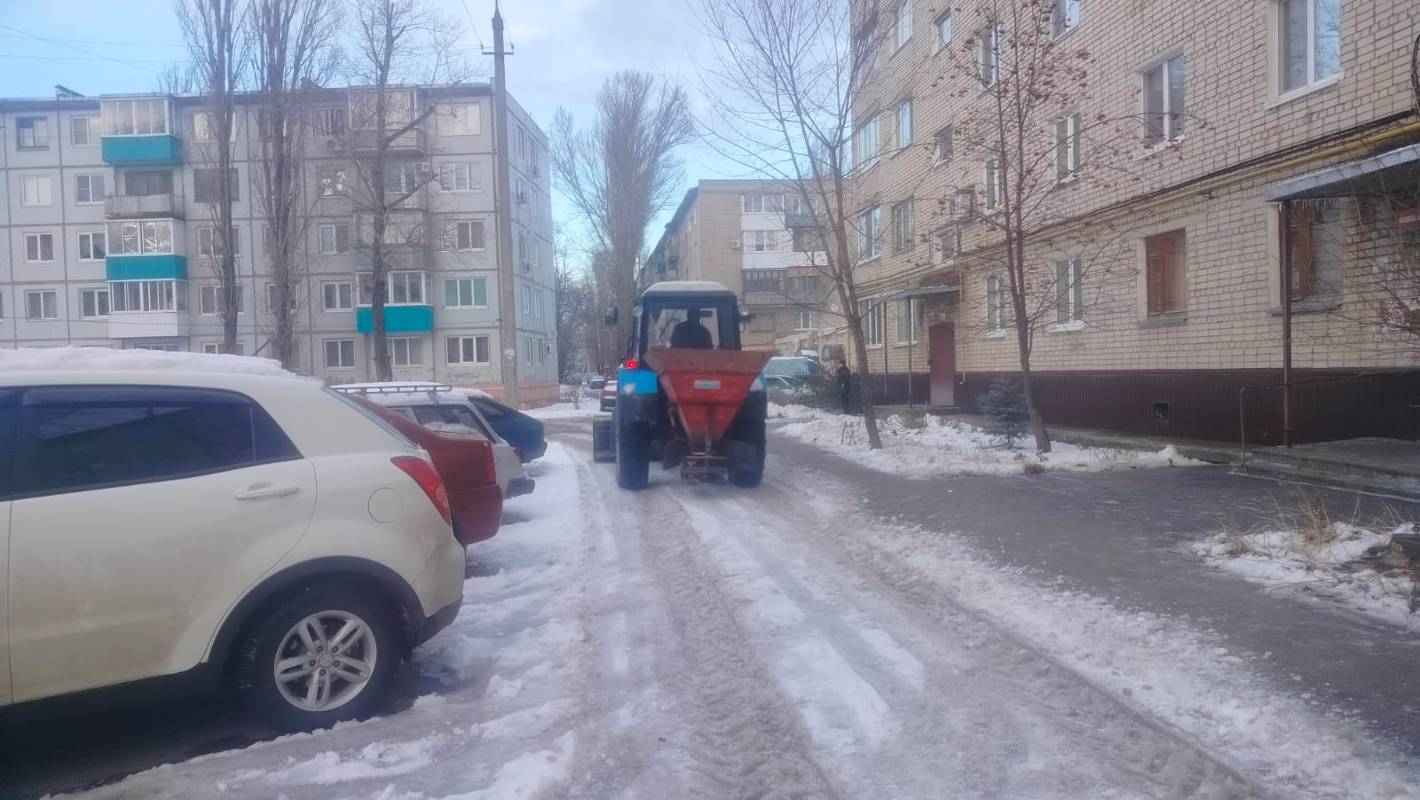Сотрудники «Комбината благоустройства» продолжают работы по очистке дорог и тротуаров от снега 