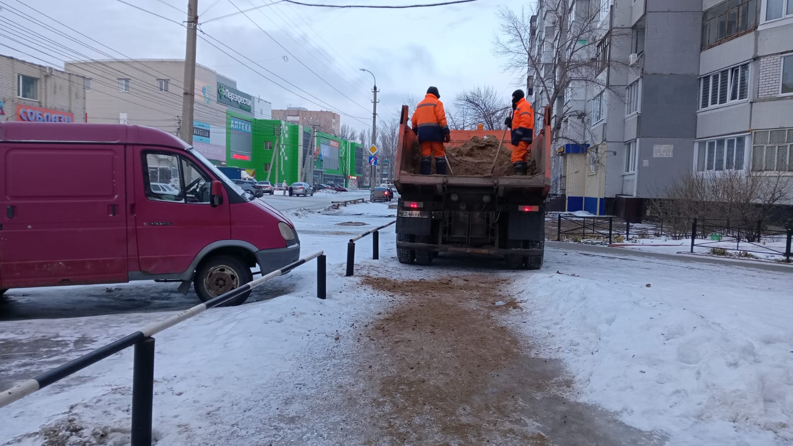Сотрудники "Комбината благоустройства" работают в круглосуточном режиме