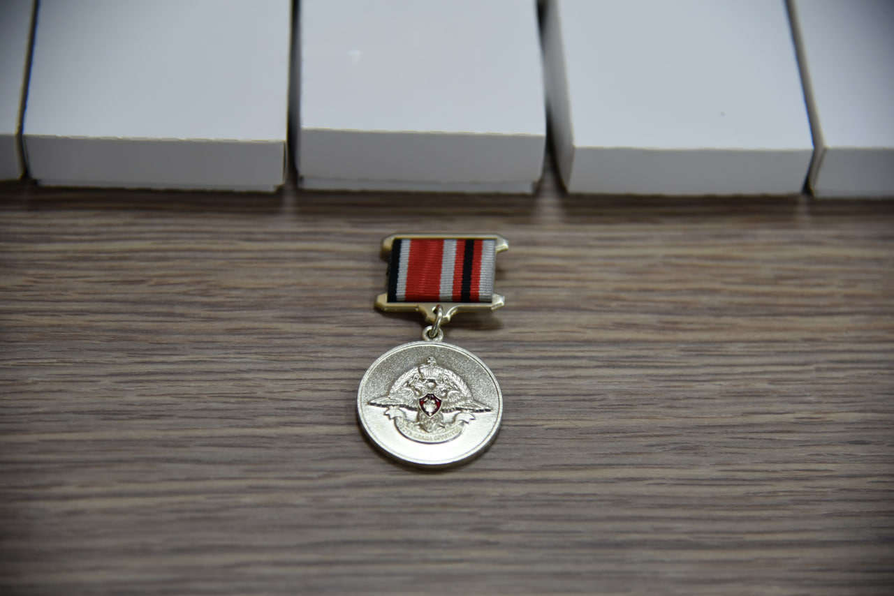 Родным героев СВО вручили памятные знаки