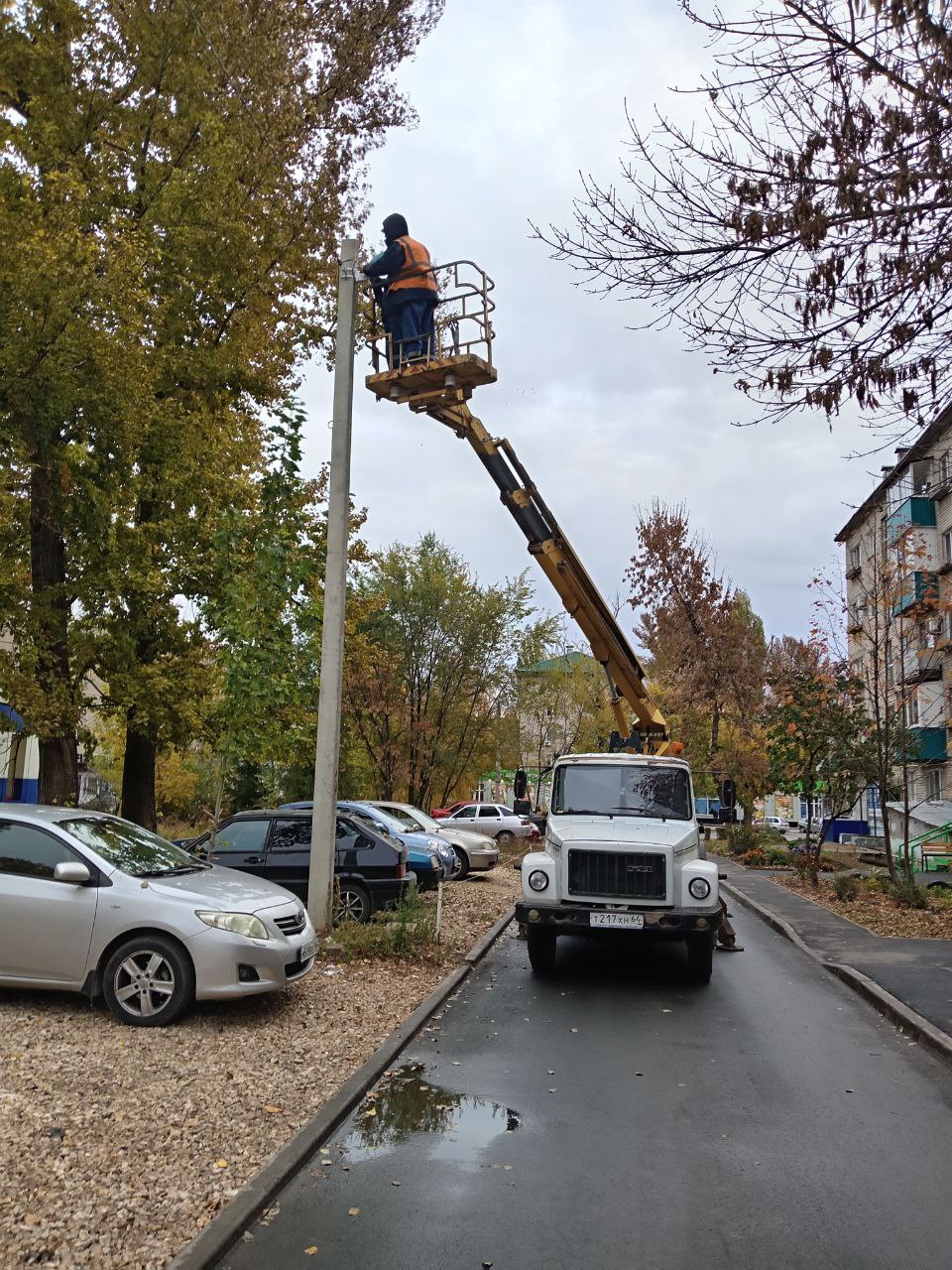 Сегодня в уборке города задействовано около полусотни единиц техники