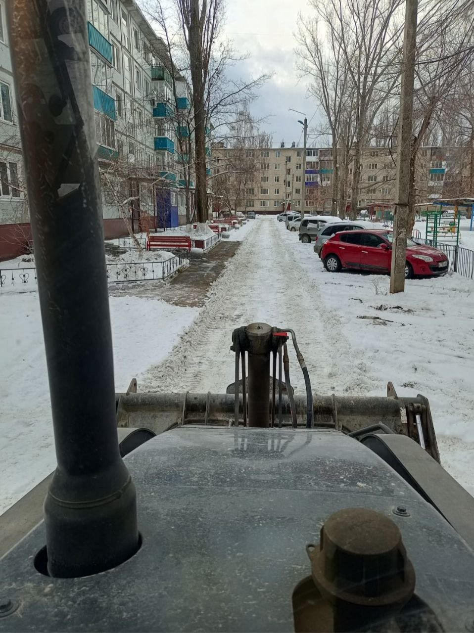 Сотрудники УДХБ обращаются к жителям с просьбой своевременно убирать личный транспорт для очистки дворовых территорий от снега
