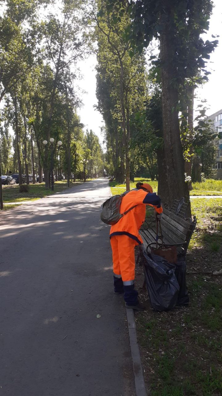 Прополка клумб, покос травы, уборка общественных территорий. Сотрудники «Комбината благоустройства» наводят порядок на улицах города