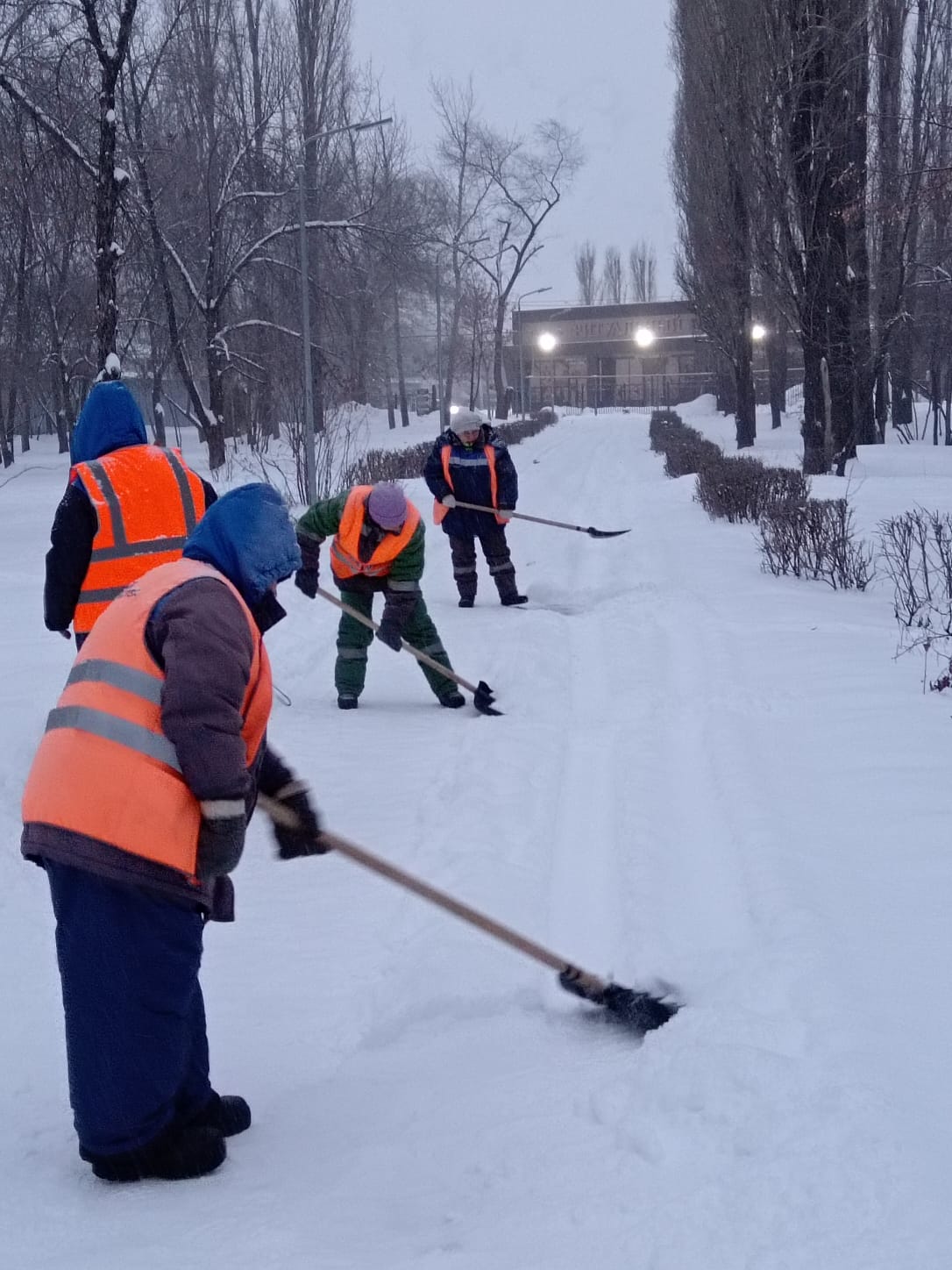 В Балакове коммунальные службы круглосуточно очищают городские улицы от снега и наледи