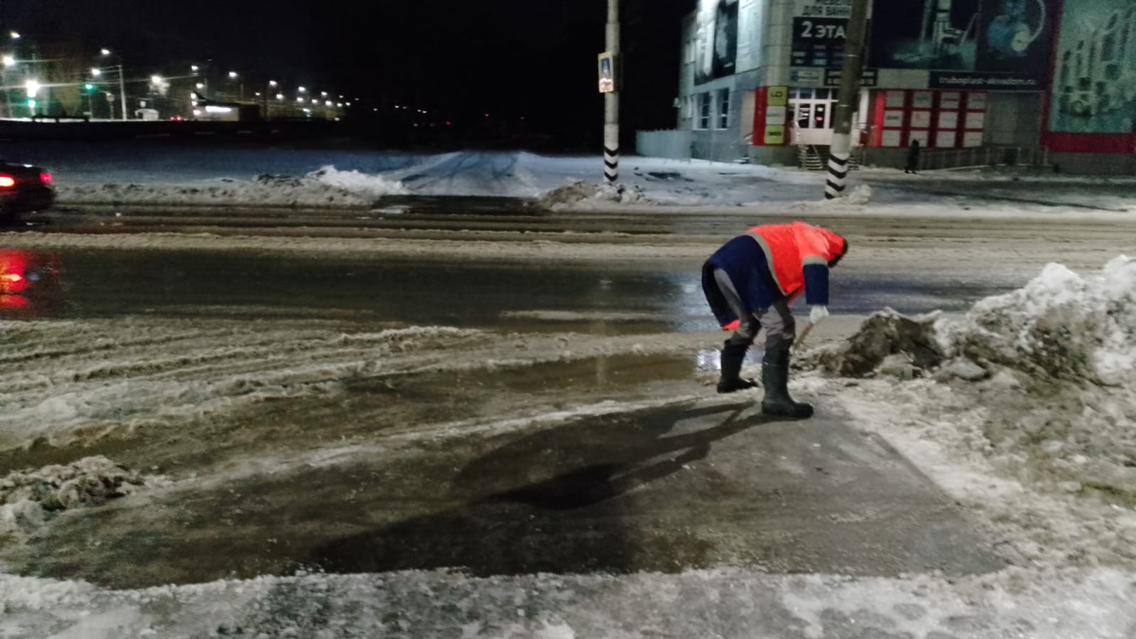 В Балакове коммунальные службы ведут работы по посыпке дорог и тротуаров пескосоляной смесью