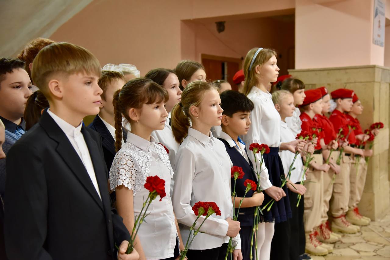 В школе №6 состоялось открытие мемориальной доски погибшему участнику СВО Станиславу Юрьевичу Сальникову