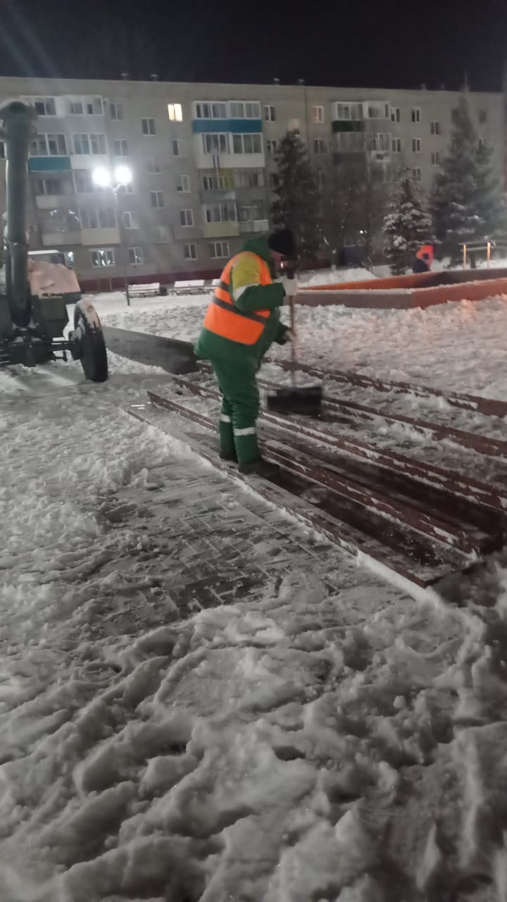 В Балакове продолжается очистка дорог и тротуаров от снега