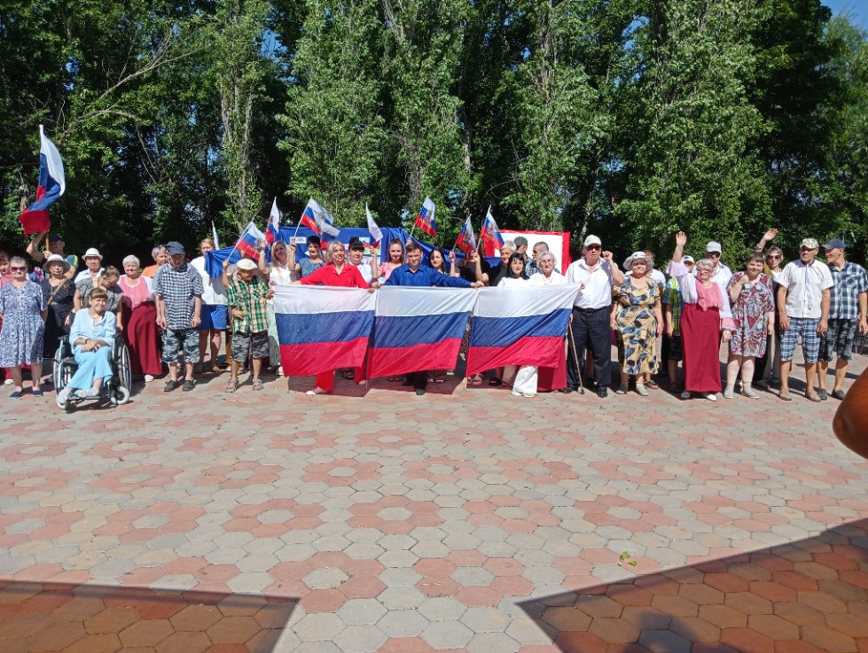 Под флагом России: праздничный концерт в Балаковском доме-интернате