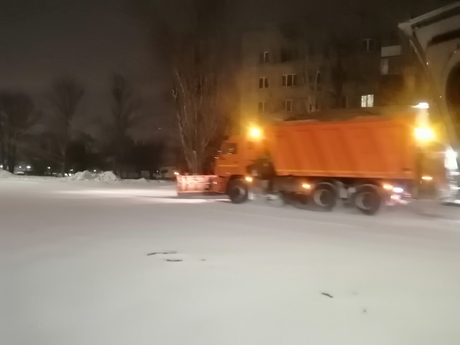 Коммунальные службы ведут работы по очистке города от снега