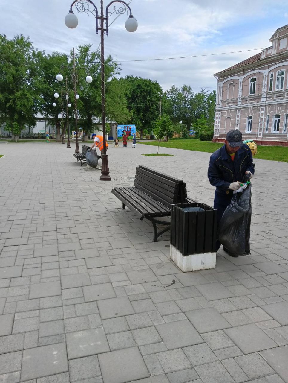 Благоустройство города сегодня: покос травы, очистка осевых и прилотковой зон, вывоз веток, сбор мусора